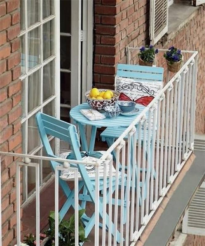 βεράντα σχεδιασμό έπιπλα μπαλκόνι μπλε ξύλινα έπιπλα πτυσσόμενες καρέκλες στρογγυλό τραπέζι πορσελάνινα πιάτα