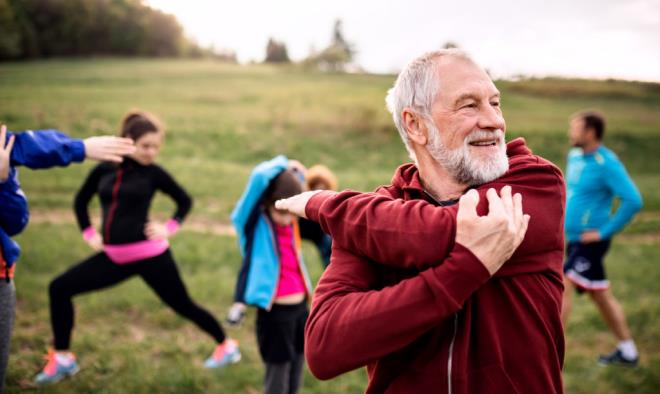 Ο καθημερινός περίπατος κάνει καλό στην υγεία σε μεγάλη ηλικία σε συνδυασμό με ελαφρές γυμναστικές ασκήσεις