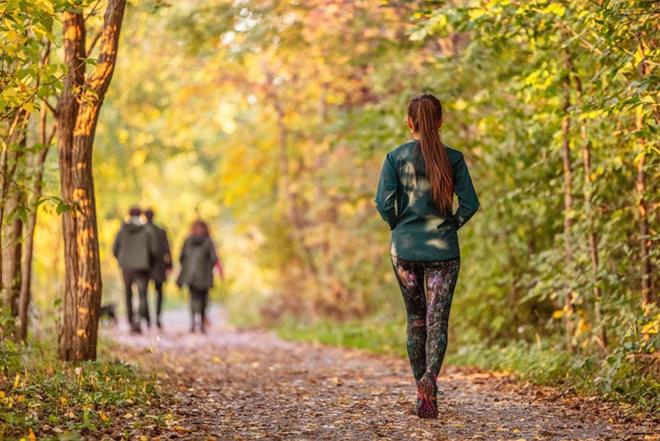 καθημερινή βόλτα νεαρή γυναίκα στο πάρκο φίλοι κάνοντας 10.000 βήματα καθημερινά