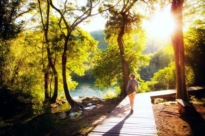 καθημερινή βόλτα ρομαντικό άτομο ένα ονειρικό μέρος περπατά στη φύση