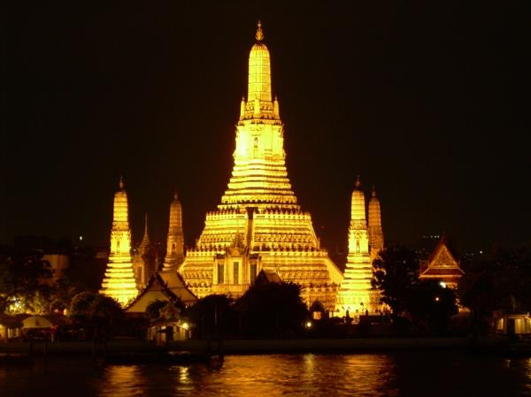 ταξίδια διακοπών στην Ταϊλάνδη και διακοπές wat arun bangkok τη νύχτα