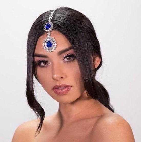At Kuyruğu ile Maang Tikka Saç Modeli