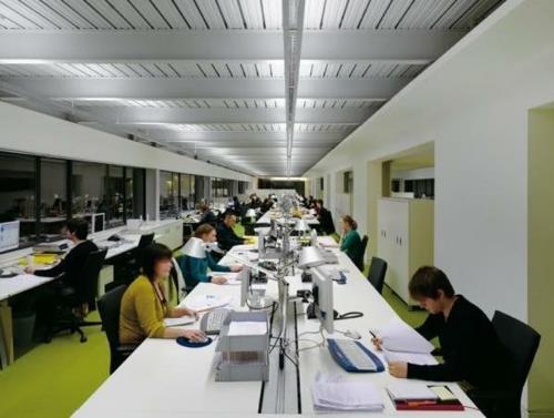 συμβουλές για φωτισμό στο χώρο εργασίας, ανοιχτές κρεμαστές λάμπες γραφείου