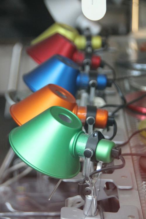συμβουλές για φωτισμό στους επιτραπέζιους λαμπτήρες στο χώρο εργασίας σε πολλά χρώματα