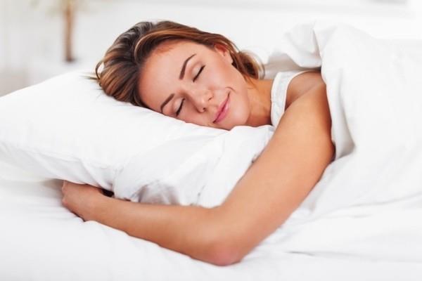 συμβουλές για να κοιμηθείτε νεαρή γυναίκα στο κρεβάτι