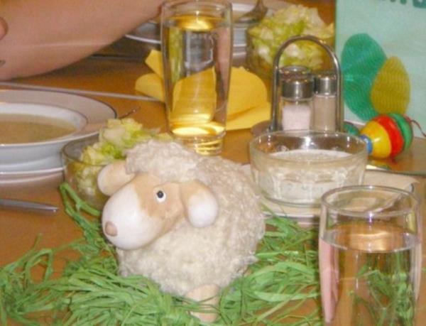 ιδέα διακόσμησης τραπεζιού λευκό πρόβατο πασχαλινό γεύμα πανηγυρικό