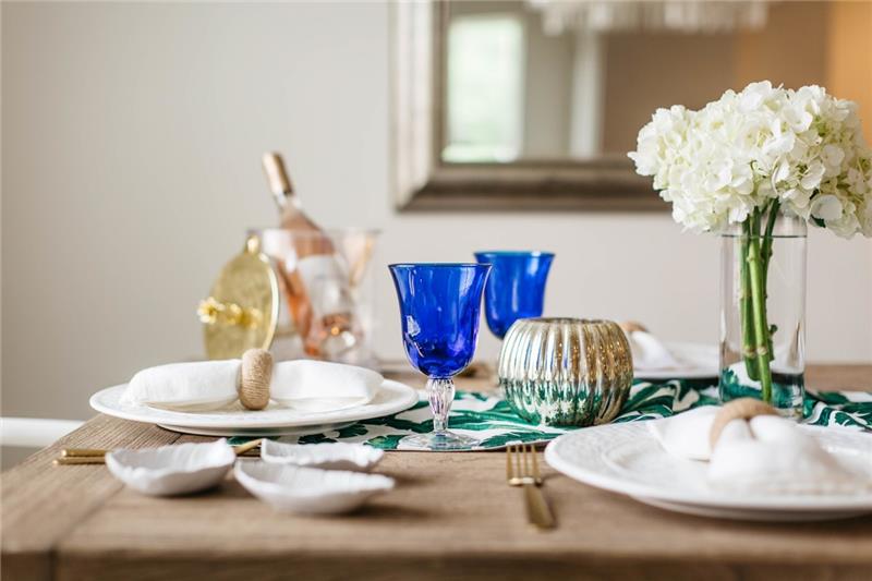 τραπέζι διακοσμεί χρωματιστά μοτίβα μπλε γυαλιά