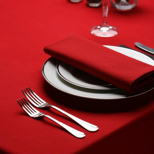τραπεζομάντιλο κόκκινο εορταστικό τραπέζι διακοσμήσεις μαχαιροπίρουνα υφασμάτινη πετσέτα κόκκινη