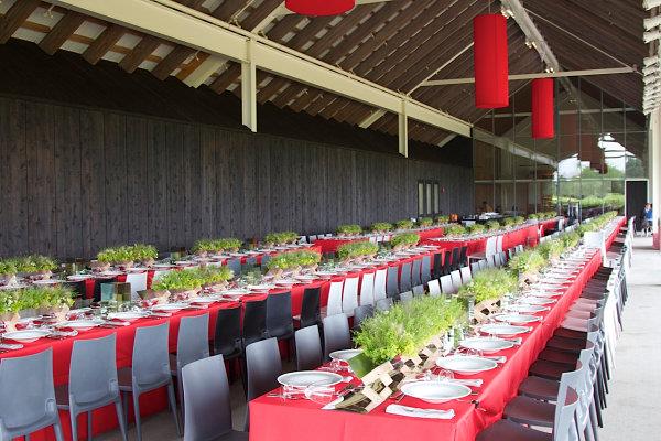 τραπεζομάντηλο κόκκινο γιορτινό τραπέζι διακοσμήσεις εστιατορίου σχεδιαστής ron wendt