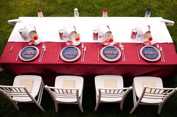τραπεζομάντιλο κόκκινο γιορτινό τραπέζι διακοσμήσεις κόκκινες λευκές καρέκλες τραπεζαρίας