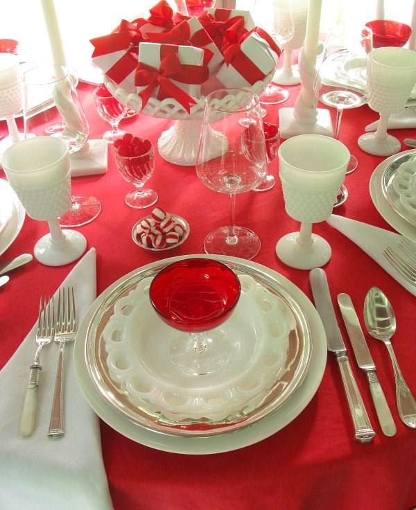 τραπεζομάντηλο κόκκινη γιορτινή διακόσμηση τραπεζιού κομψό κομψό κόκκινο λευκό πιάτο μαχαιροπίρουνα