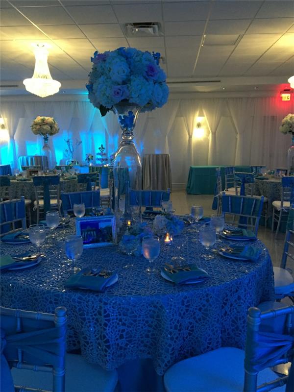 τραπέζι μπλε μπλε τραπεζομάντιλο μπλε καρέκλες