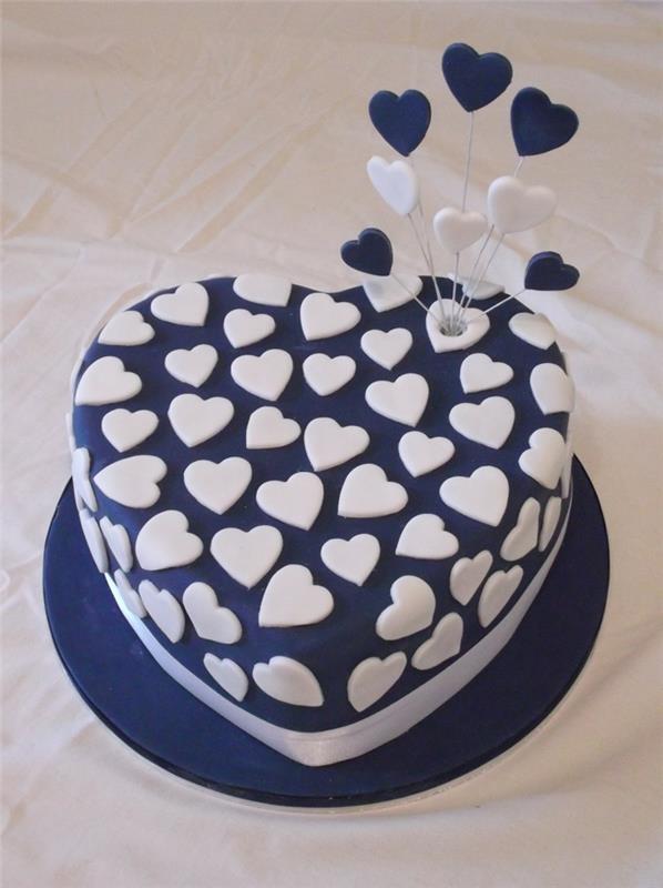 διακοσμηση τραπεζιου μπλε κέικ καρδιά λευκό τραπεζομάντιλο