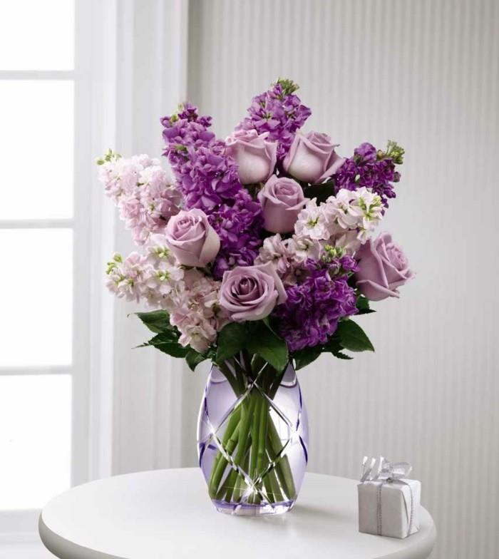 διακοσμητικά τραπέζια λουλούδια σε ένα όμορφο βάζο μαγνητίζουν το μάτι