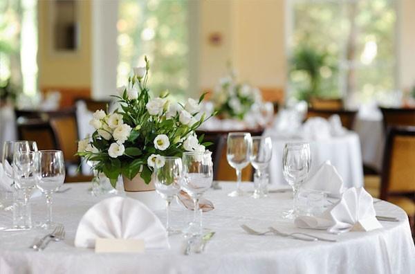 διακόσμηση τραπεζιού για γαμήλια λευκά λουλούδια