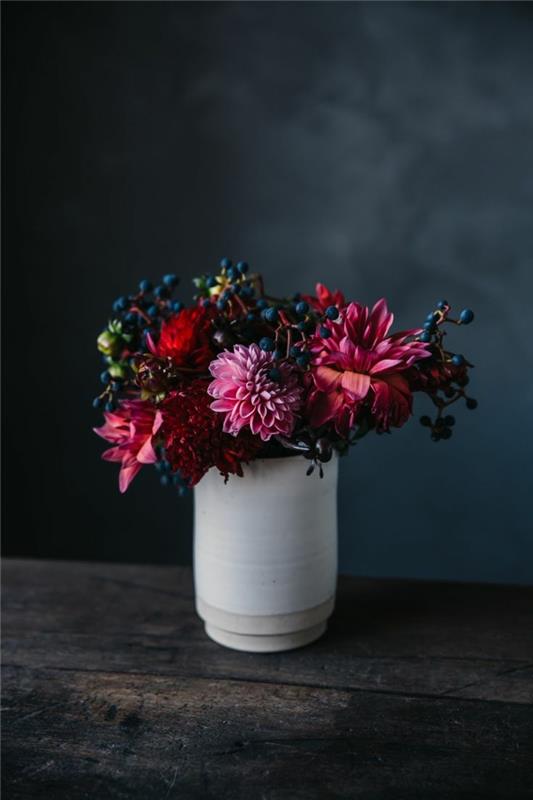 διακόσμηση τραπεζιού φρέσκια διακόσμηση με φθινοπωρινά λουλούδια