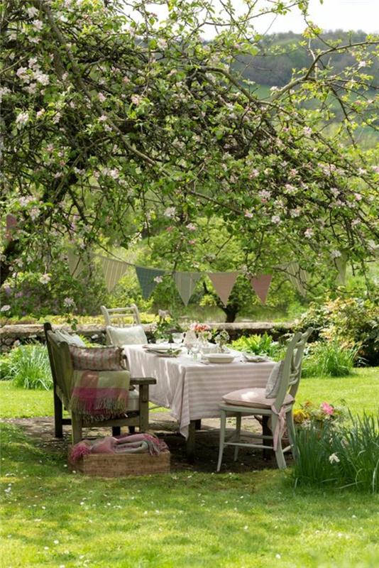 τραπέζι διακόσμηση κήπο τραπεζομάντηλο γιρλάντες