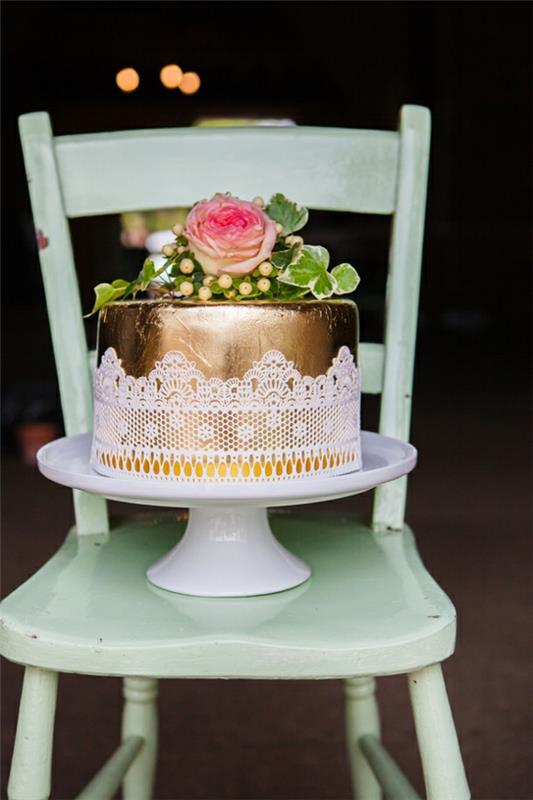 ιδέες διακόσμησης τραπεζιού ρουστίκ στυλ ξύλινη καρέκλα κέικ stand τούρτα χρυσό