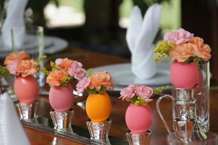 διακοσμηση τραπεζι πασχαλινο πασχαλινο διακοσμηση διακοσμητικες ιδεες πασχαλινα αυγα βάζα πορτοκαλί ροζ λουλούδια άνοιξη