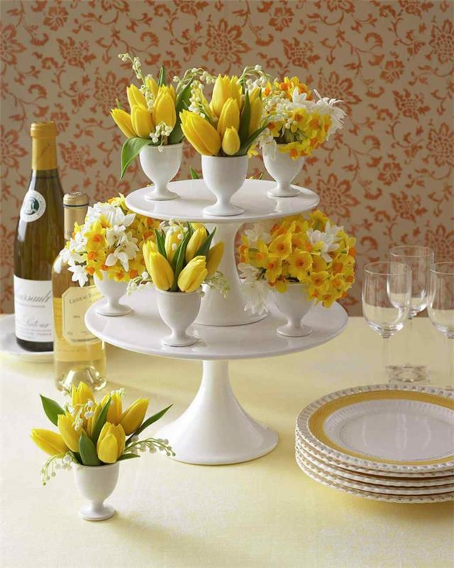 πασχαλινές ιδέες διακόσμησης τραπεζιού κέικ στάση αυγό φλιτζάνι πορσελάνης κίτρινοι νάρκισσοι τουλίπες