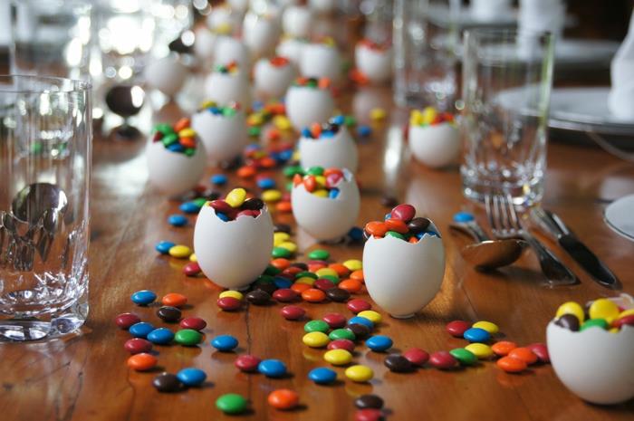 διακόσμηση τραπεζιού Πασχαλινή διακόσμηση τραπεζιού μόνοι σας φτιάξτε κελύφη αυγών Πασχαλινά αυγά καραμέλες