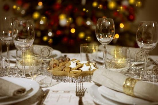 διακοσμητικά τραπεζιού χριστουγεννιάτικα καρύδια μπισκότα λινό πανί χαρτοπετσέτες