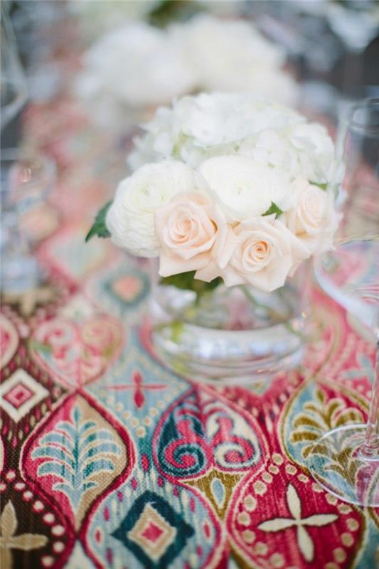 διακόσμηση τραπεζιού γάμος floral διακόσμηση λευκά τριαντάφυλλα πολύχρωμο έθνικ διακόσμηση τραπεζιού