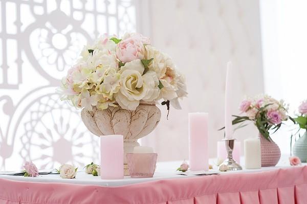 διακόσμηση τραπεζιού γαμήλια τριαντάφυλλα ορτανσίες ροζ κολωνά κεριά
