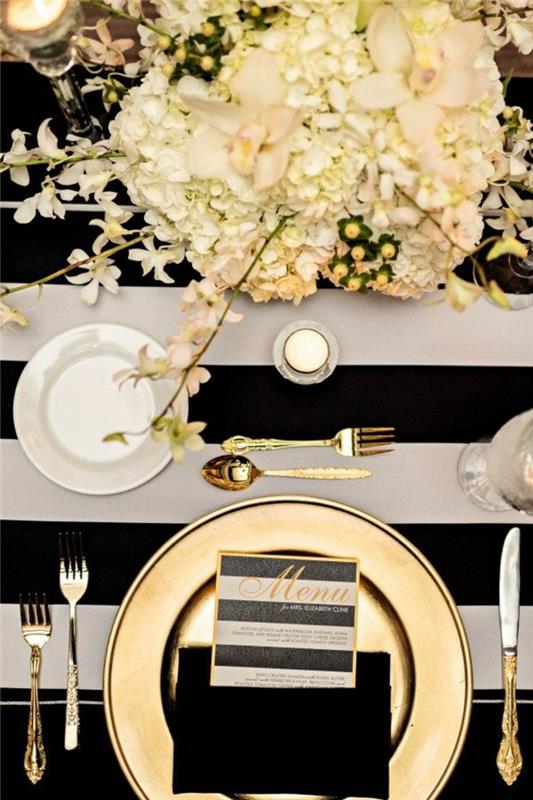 διακόσμηση τραπεζιού γαμήλιες ρίγες μαύρο λευκό χρυσό πιάτο μαχαιροπίρουνα λευκές ορτανσίες
