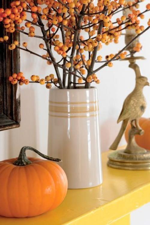 υπέροχες ιδέες διακόσμησης για το Halloween διακοσμούν το τζάκι κολοκύθα τριαντάφυλλα ισχίου πουλί σχήμα πορτοκαλί κίτρινο μπεζ