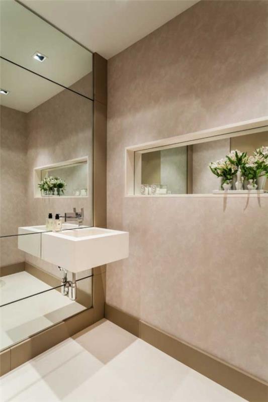 υπέροχος σχεδιασμός τοίχου με εξειδικευμένο μπάνιο