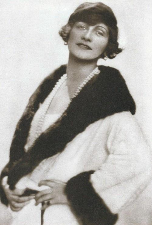υπέροχα ρούχα και απεικόνιση του coco chanel