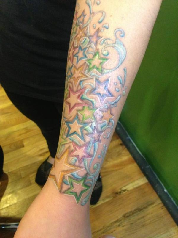 υπέροχες ιδέες τατουάζ πήχη χρωματιστό αστέρια