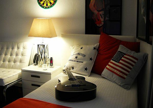 νεανικό δωμάτιο αγόρια κιθάρα λευκό κρεβάτι ρίξτε μαξιλάρια