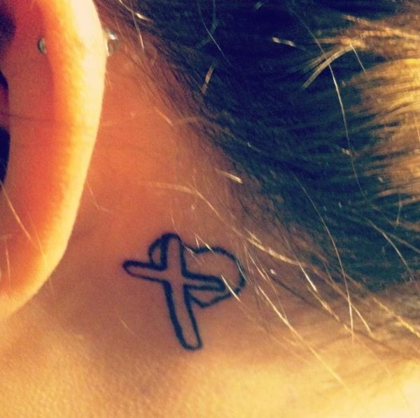 υπέροχες ιδέες τατουάζ τατουάζ πίσω από το σταυρό καρδιάς του αυτιού