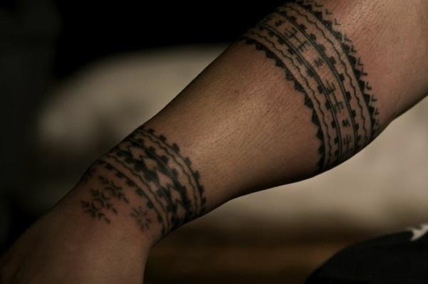 αντιβράχιο τατουάζ πολυνησιακό δροσερό