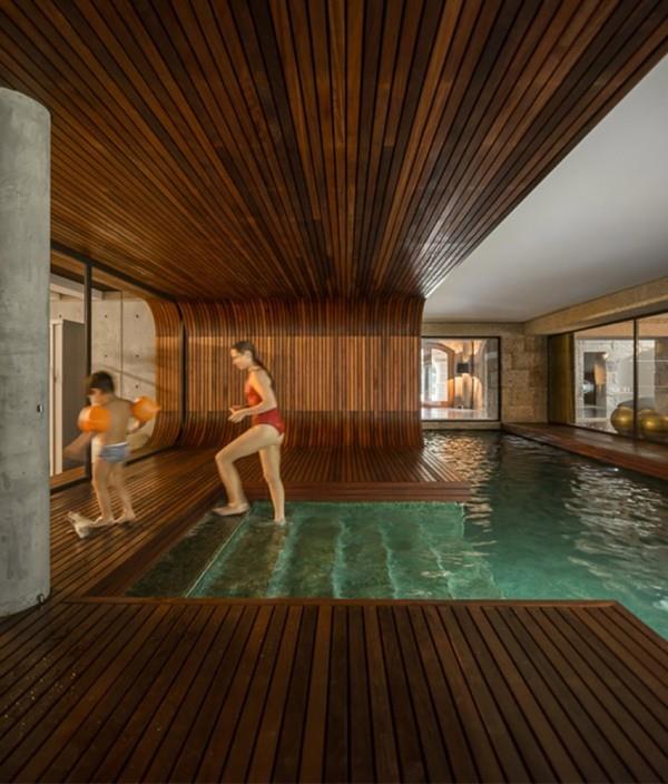 υπέροχο δωμάτιο κατασκευασμένο από ξύλινη πισίνα στο σπίτι