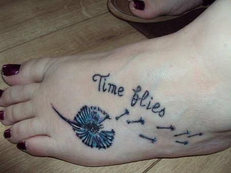 Laiko ir kiaulpienės tatuiruotė ant kojų