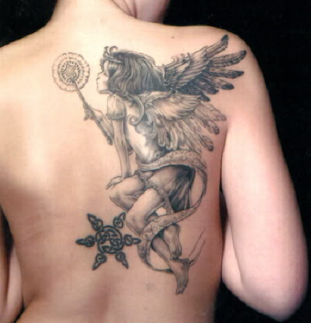 Angelas su kiaulpienės tatuiruote