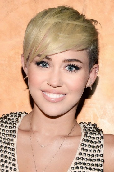 Miley Cyrus skustuvų kirpimas