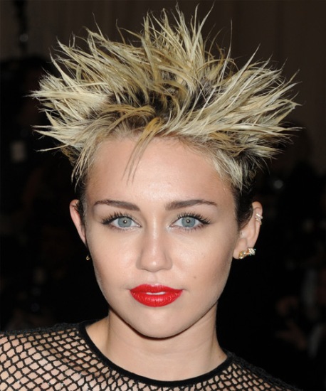 Miley Cyrus Orta Boy Sivri Uçlar