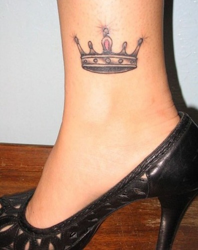 Princesės karūnos kulkšnies tatuiruotės dizainas