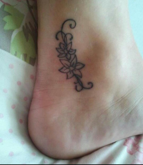 Paprasta gėlių kulkšnies tatuiruotė