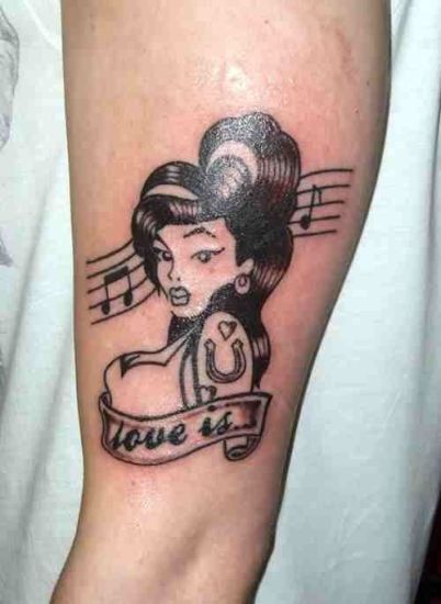 Amy Winehouse meninė tatuiruotė