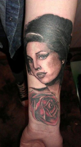 Amy Winehouse su rožių tatuiruote