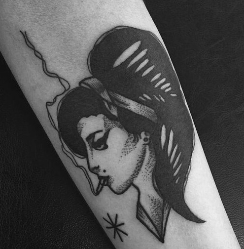 Abstrakti Amy Winehouse tatuiruotės idėja