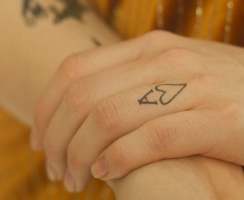 Amy Winehouse pirštų tatuiruotė