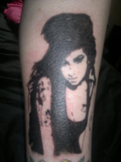Amy Winehouse paprasta tatuiruotė