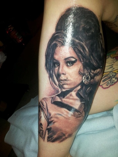 Nudažyta Amy Winehouse tatuiruotė