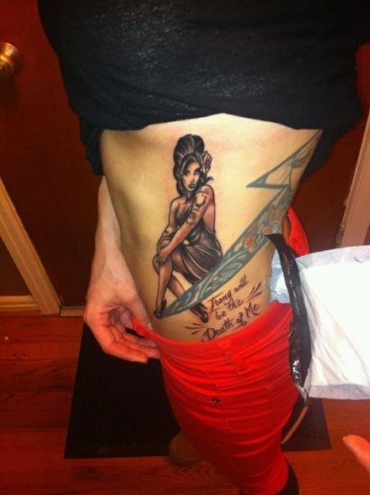 Amy Winehouse tatuiruotė kojoms